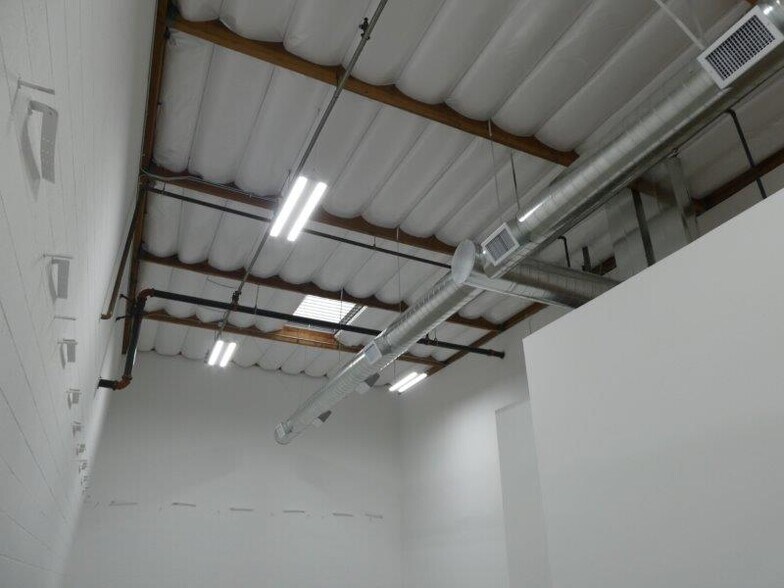 More Photos Of 787 W Woodbury Rd, Altadena Warehouse For Lease