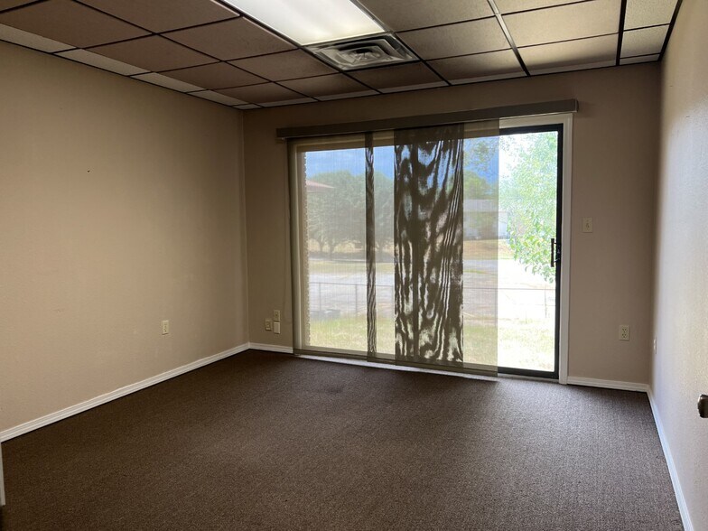 More Photos Of 302 Pointer Trl W, Van Buren Office For Sale