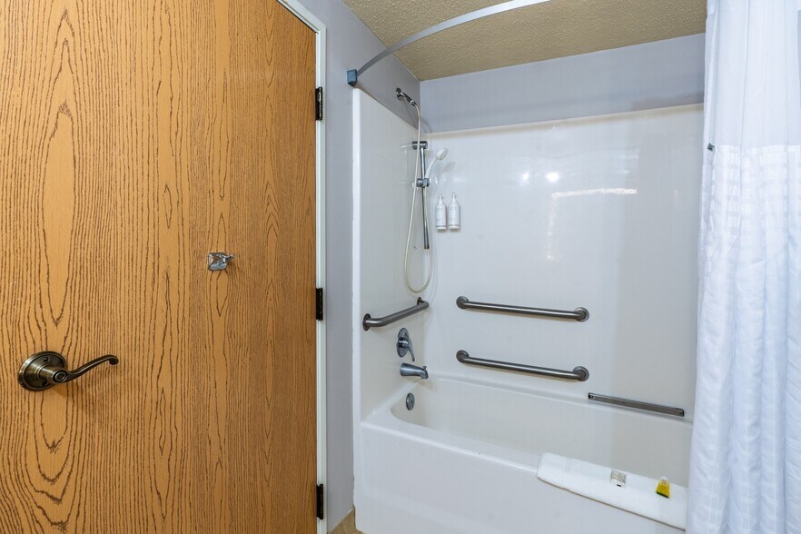 More Photos Of 519 Crook St, Custer Hotel For Sale