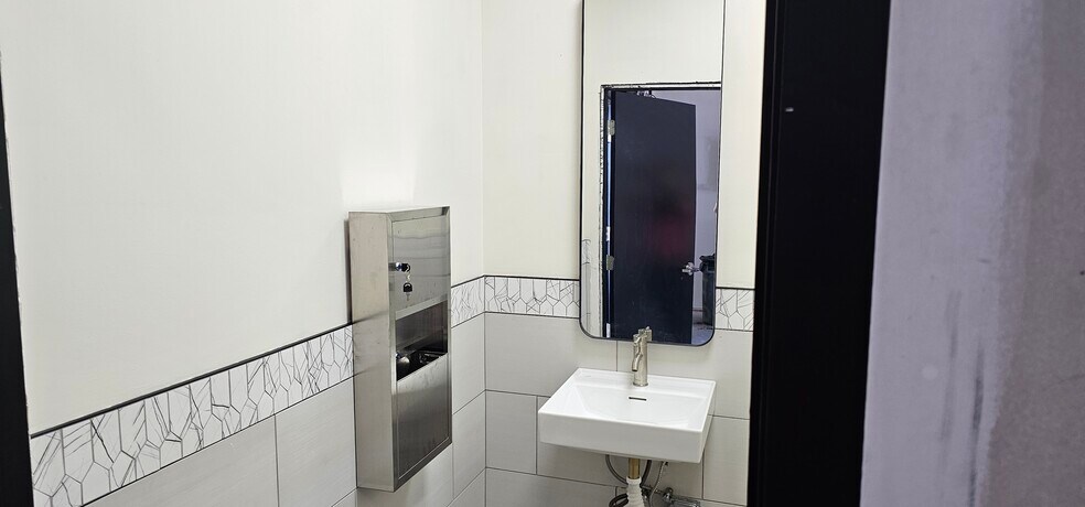 More Photos Of 6824 Belasco Ave, Orlando Manufacturing For Lease