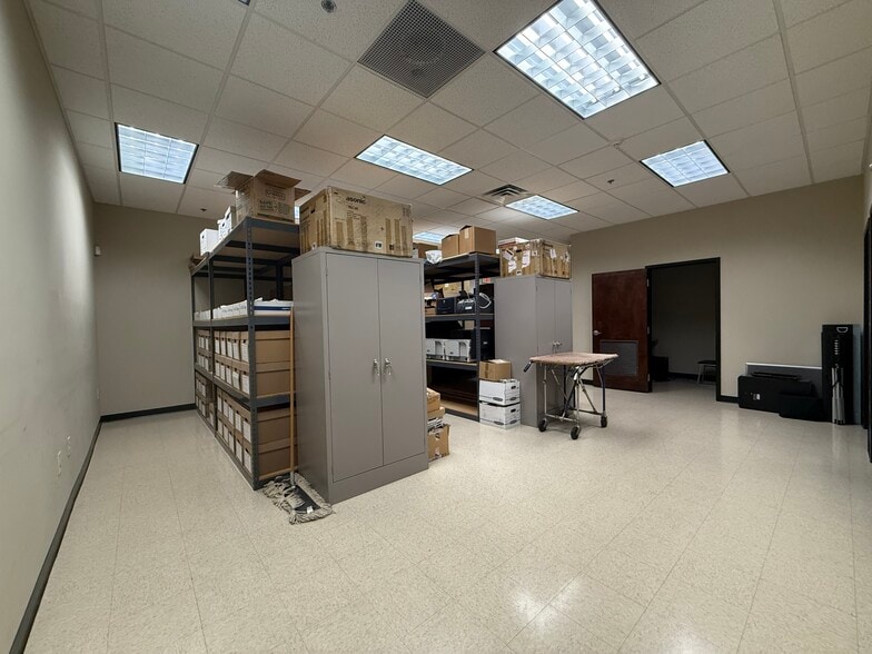 More Photos Of 11 Penns Trl, Newtown Light Distribution For Lease