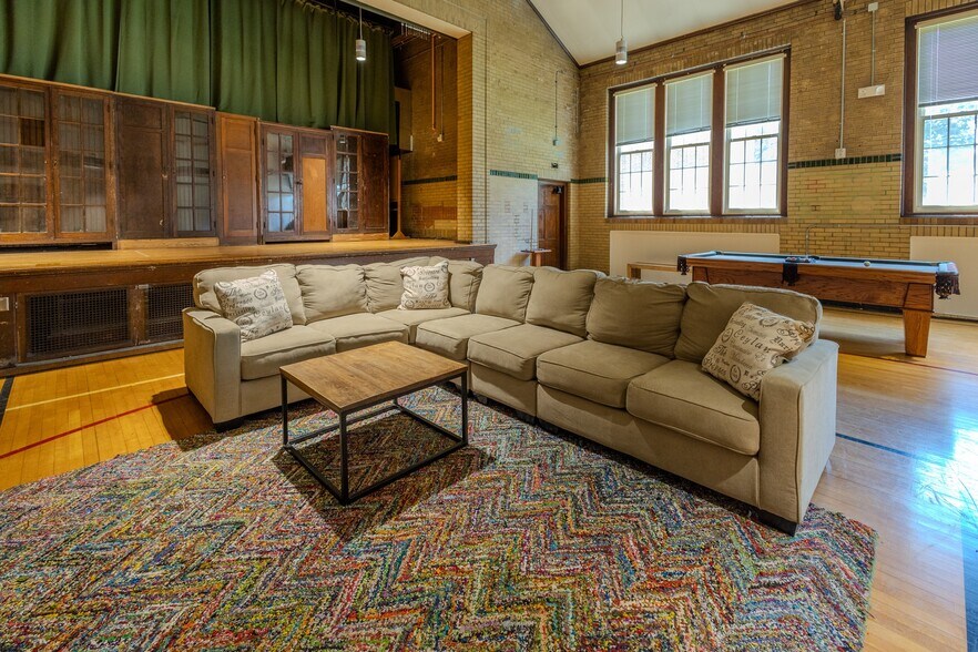 More Photos Of 1351 N Hanley Rd, University City Apartments For Sale