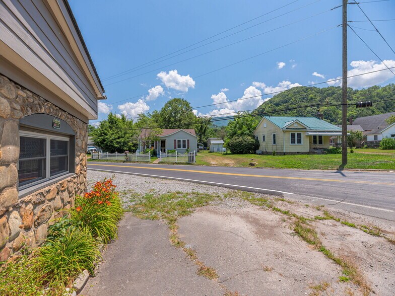 More Photos Of 491 Allens Creek Rd, Waynesville Medical For Lease