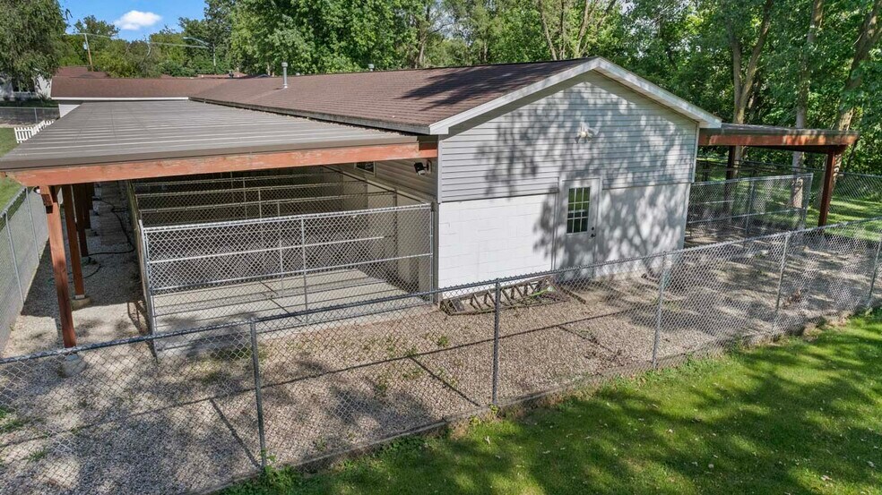 More Photos Of 4403 S Roberts Rd, Island Lake Veterinarian Kennel For Sale