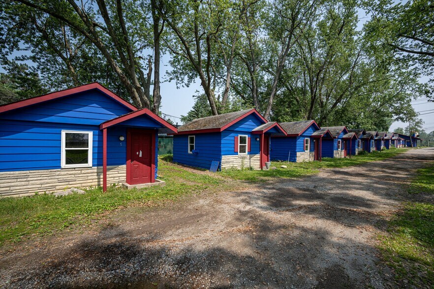 More Photos Of 8230 Highland Rd, White Lake Hotel For Sale