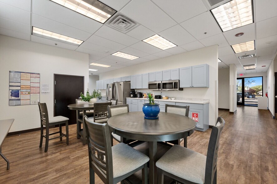 More Photos Of 3207 Lakeside Vlg, Prescott Office For Sale
