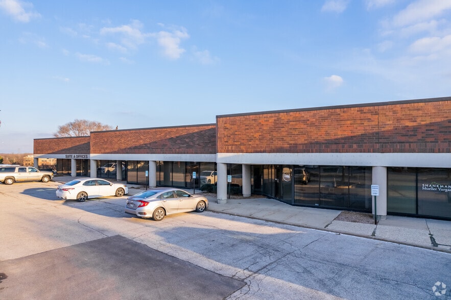 More Photos Of 20711 W Watertown Rd, Waukesha Showroom For Lease
