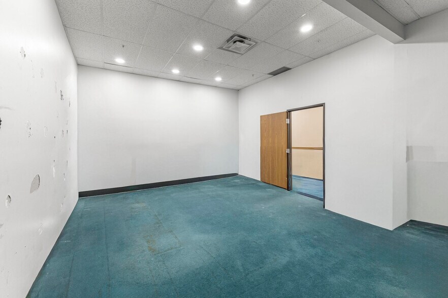 More Photos Of 35425 W Michigan Ave, Wayne General Retail For Lease