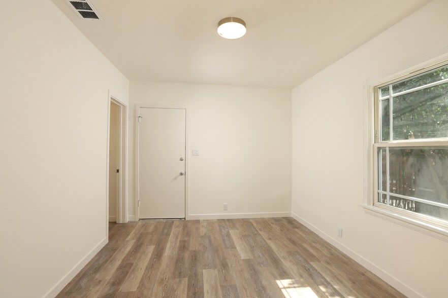More Photos Of 1004 W Clark Ave, Burbank Apartments For Sale