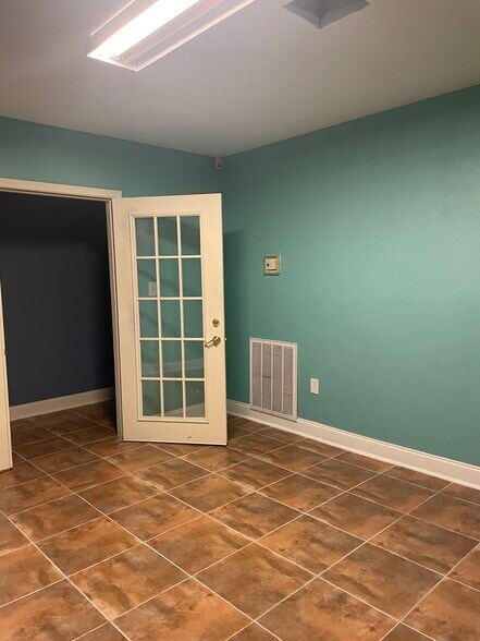 More Photos Of 4701 Downman Rd, New Orleans Bar For Lease