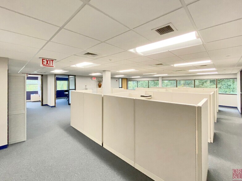 More Photos Of 360 Bloomfield Ave, Windsor Office For Lease