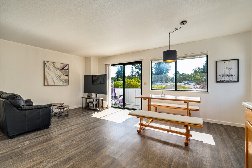 More Photos Of 1270 Broadway, Sonoma Freestanding For Sale