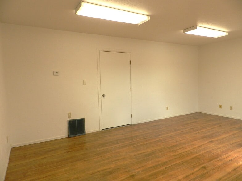 More Photos Of 3045 Aerotech Pky, Montrose Warehouse For Lease