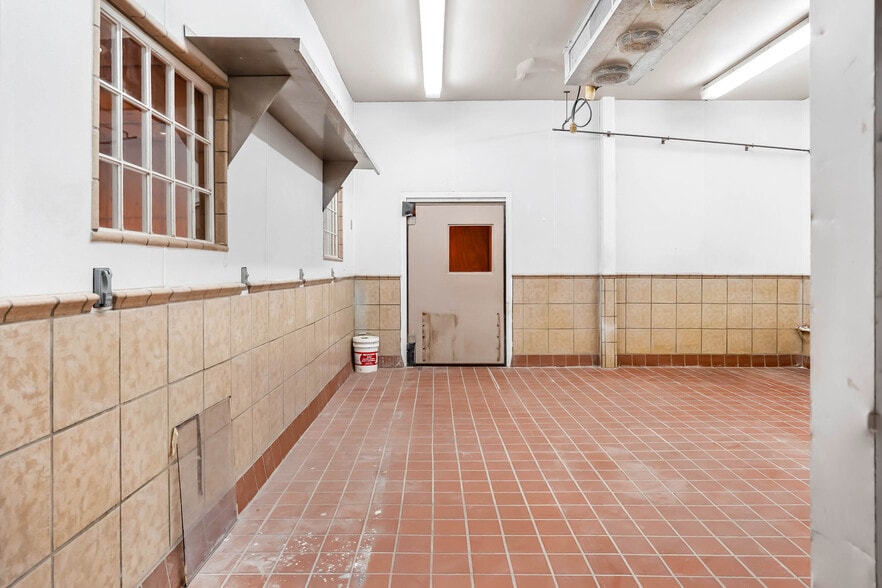 More Photos Of 8977 DuPont Blvd, Lincoln Convenience Store For Sale