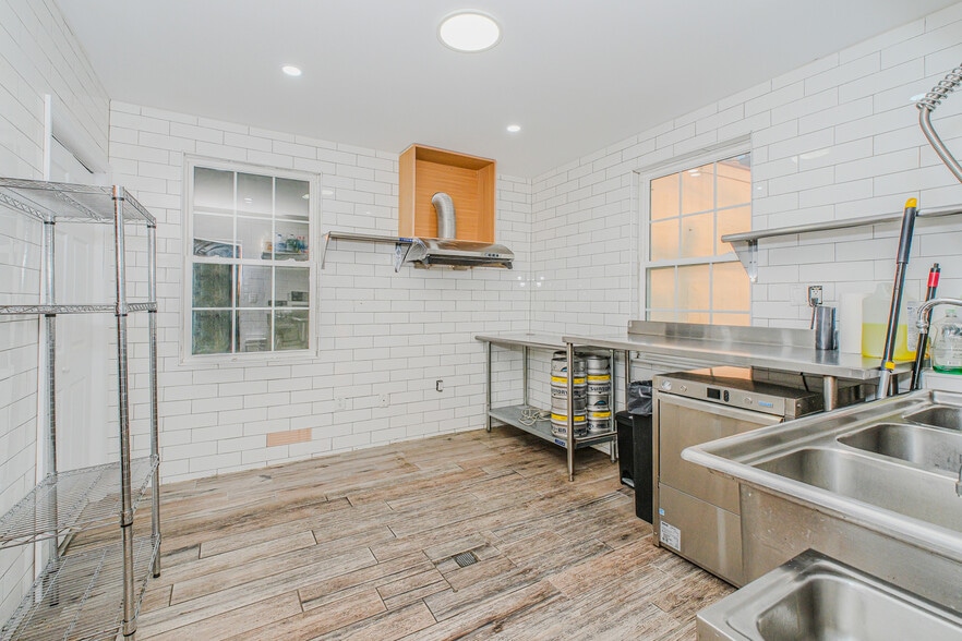 More Photos Of 3936 Amboy Rd, Staten Island Medical For Sale