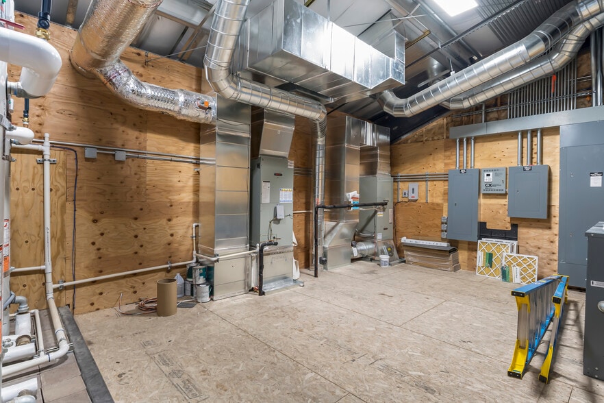 More Photos Of 275 W Lundgren Mill Dr, Sisters Manufacturing For Sale