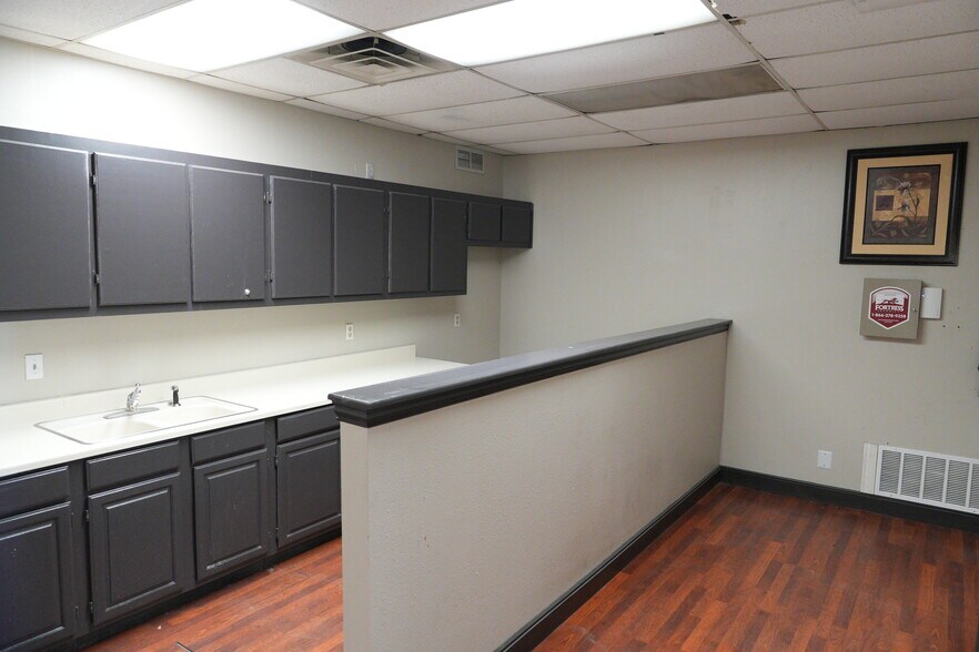 More Photos Of 501 Industrial Dr, Richardson Warehouse For Lease