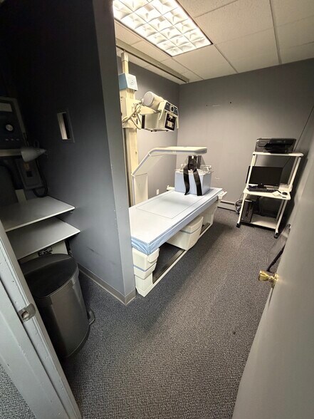 More Photos Of 21-82-21-84 Steinway St, Astoria Medical For Lease