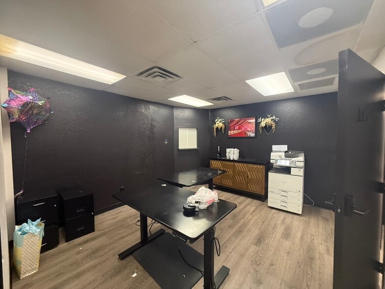 More Photos Of 325 W Melinda Ln, Phoenix Manufacturing For Lease