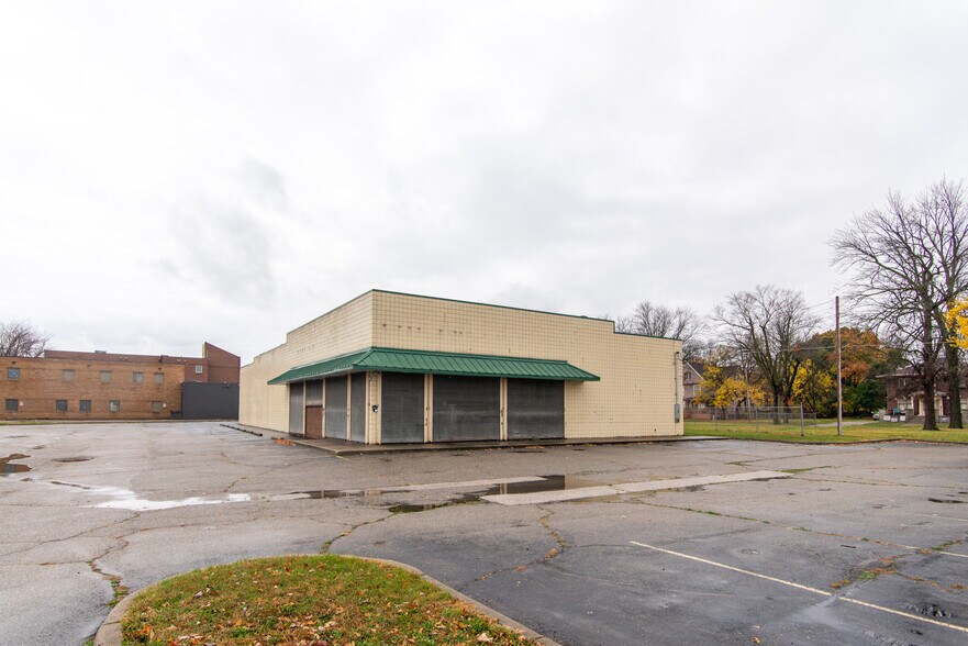 More Photos Of 1115 Genesee ave, Saginaw General Retail For Sale