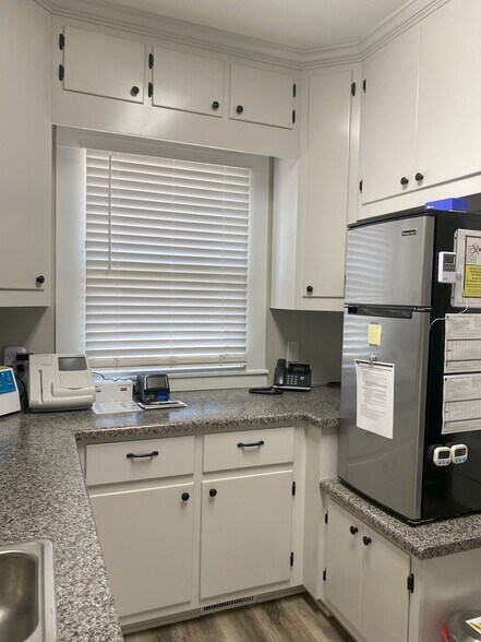 More Photos Of 400 Bexar Ave W, Hamilton Office For Sale