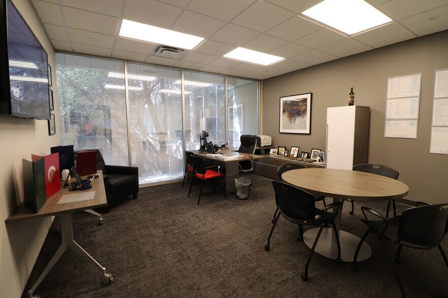 More Photos Of 3940-4306 Capitol Ave, Dallas Light Manufacturing For Sale