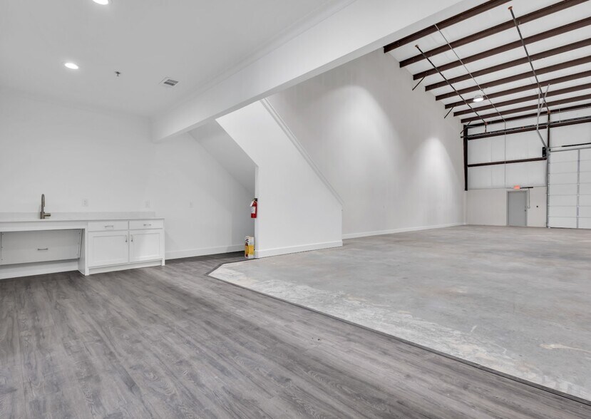 More Photos Of 312-332 Eldorado Pky, McKinney Warehouse For Sale
