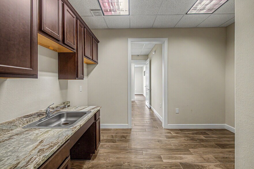 More Photos Of 633 E Fernhurst Dr, Katy Medical For Sale