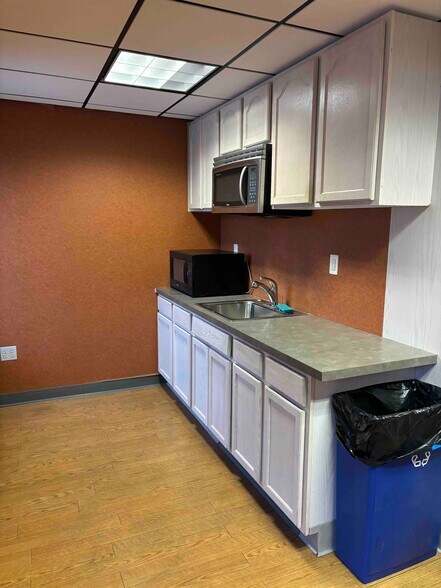 More Photos Of 15 Oak Rd, Fairfield Warehouse For Lease