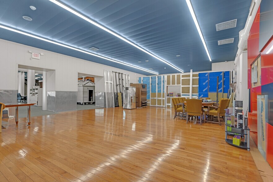More Photos Of 3114 Tonnelle Ave, North Bergen Showroom For Lease