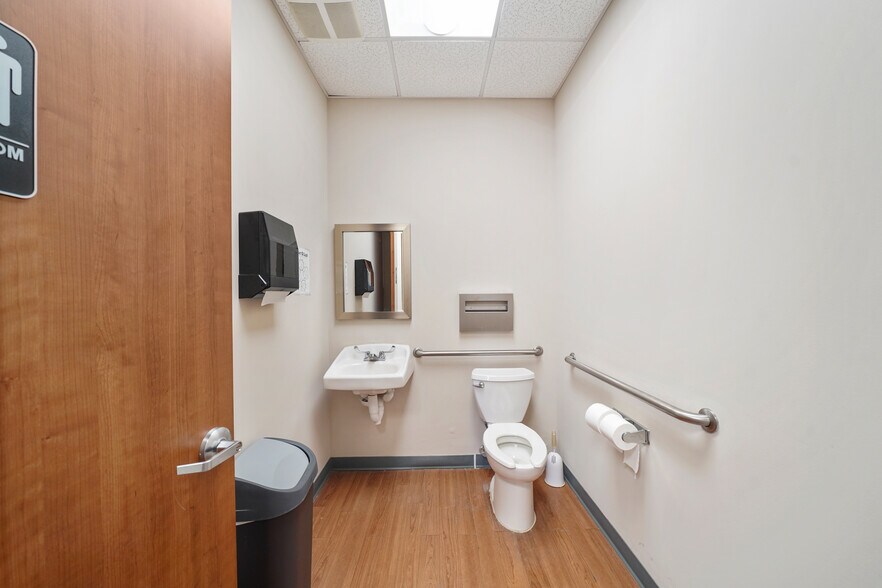 More Photos Of 1208 Highway 6, Sugar Land Medical For Lease