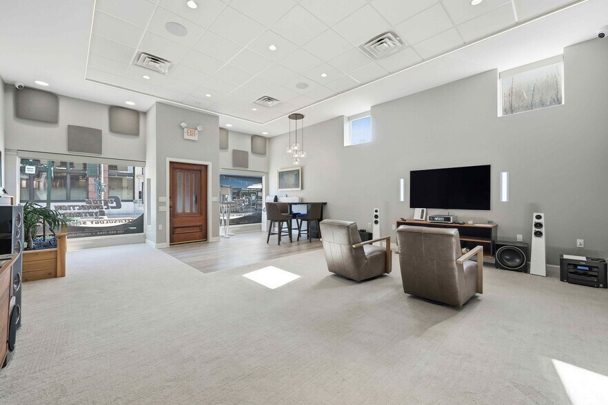 More Photos Of 443 Walnut St, Sewickley Flex For Sale