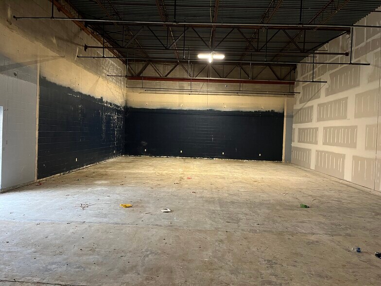 More Photos Of 2513 W Kingshighway, Paragould Department Store For Lease