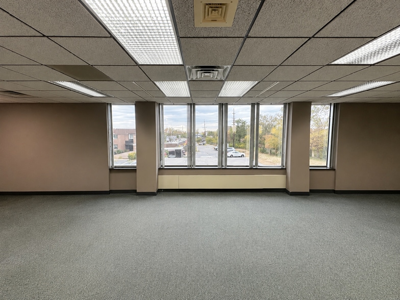 More Photos Of 660 N University Blvd, Middletown Office For Sale