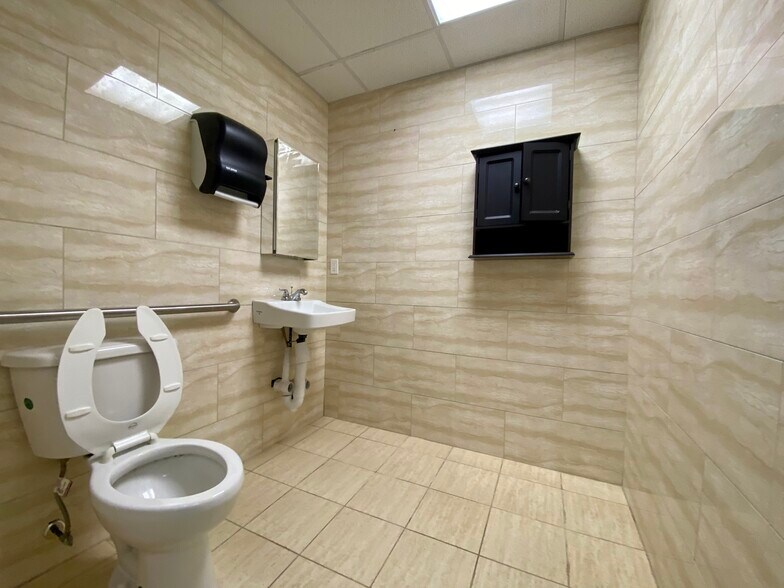 More Photos Of 262-266 E Park Ave, Long Beach Storefront For Lease