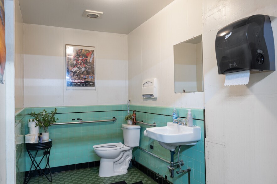 More Photos Of 735 Gilman St, Berkeley Showroom For Sale