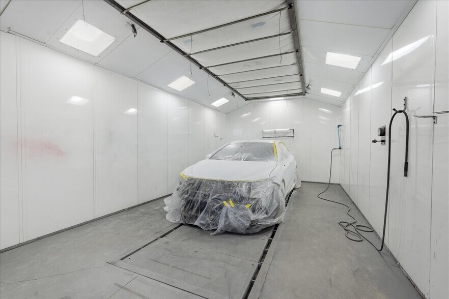 More Photos Of 590 Commercial Ave, Waterloo Auto Repair For Sale