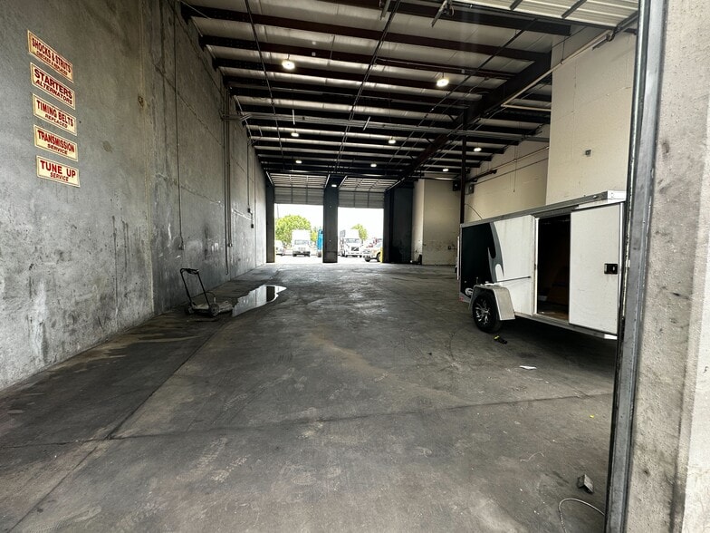 More Photos Of 307 N Rogers Rd, Irving Warehouse For Lease