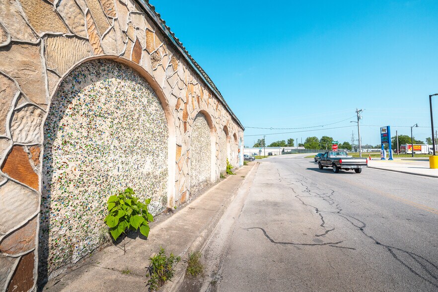 More Photos Of 600 W Commercial St, Lebanon Department Store For Sale