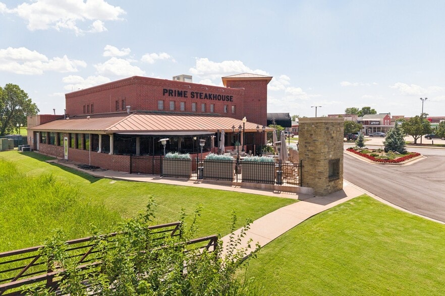 More Photos Of 800 W Memorial Rd, Oklahoma City Restaurant For Sale