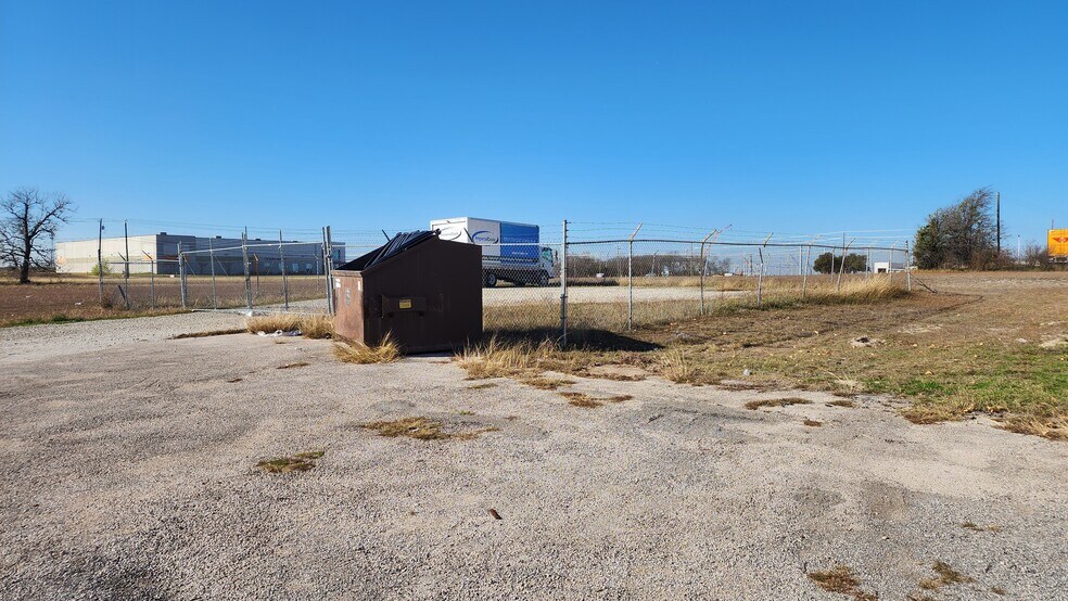 More Photos Of 2400 Industrial Blvd, Temple Distribution For Lease