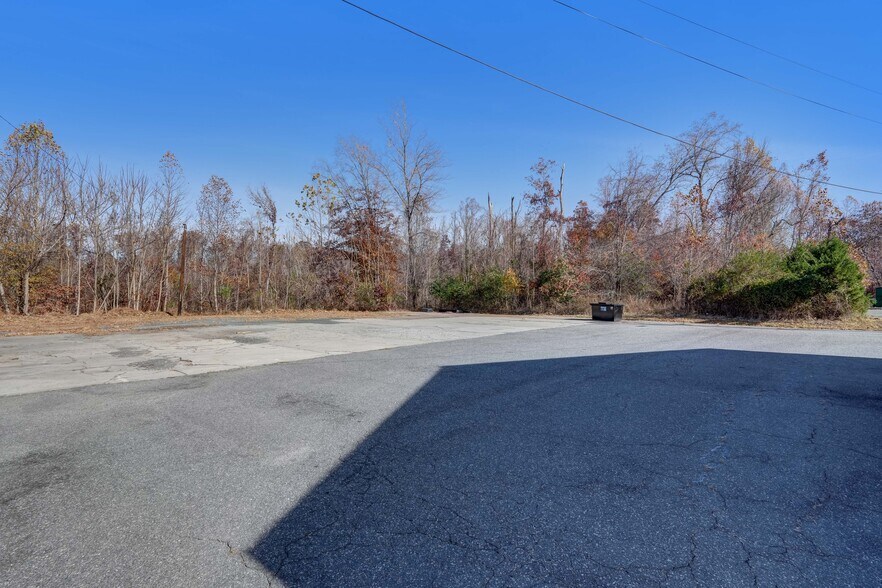 More Photos Of 247 W Kings Hwy, Eden Storefront Retail Office For Sale