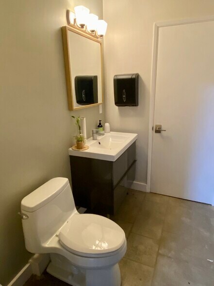 More Photos Of 216 N Tillamook St, Portland Flex For Lease