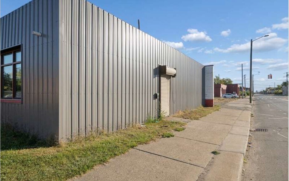 More Photos Of 8140 Fenkell Ave, Detroit Auto Repair For Sale
