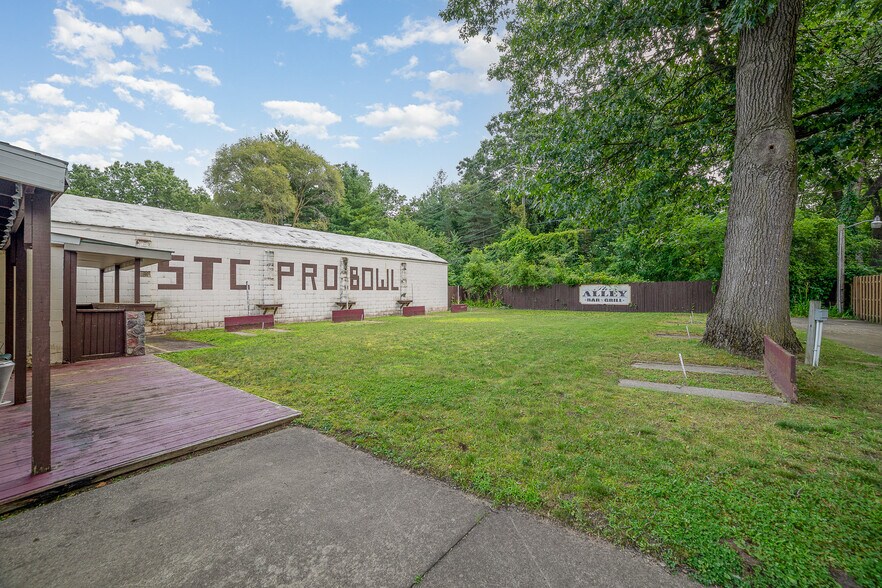 More Photos Of 1104 N Saginaw St, Saint Charles Bowling Alley For Sale