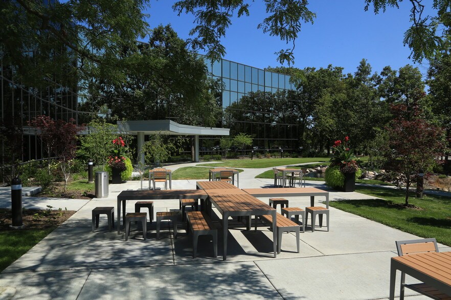 More Photos Of 2333 Waukegan Rd, Bannockburn Office For Lease