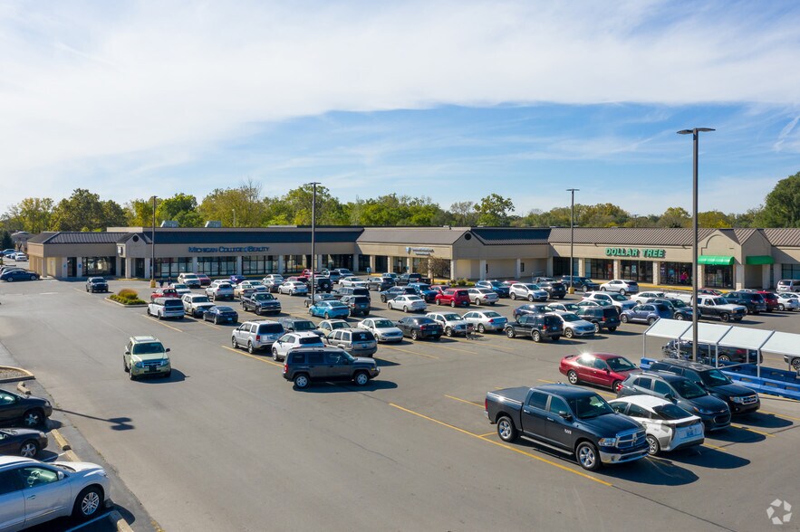 More Photos Of 850-1020 S Monroe St, Monroe Supermarket For Lease