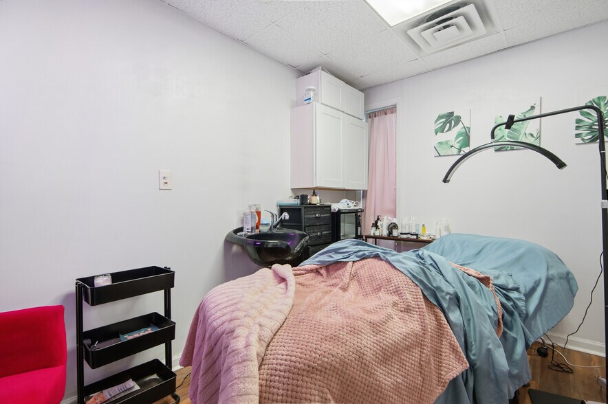 More Photos Of 411 Western Blvd, Jacksonville Office For Sale
