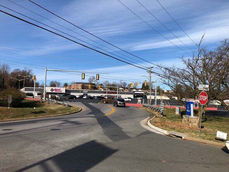 More Photos Of 1104 Greenville Ave, Staunton Storefront For Lease