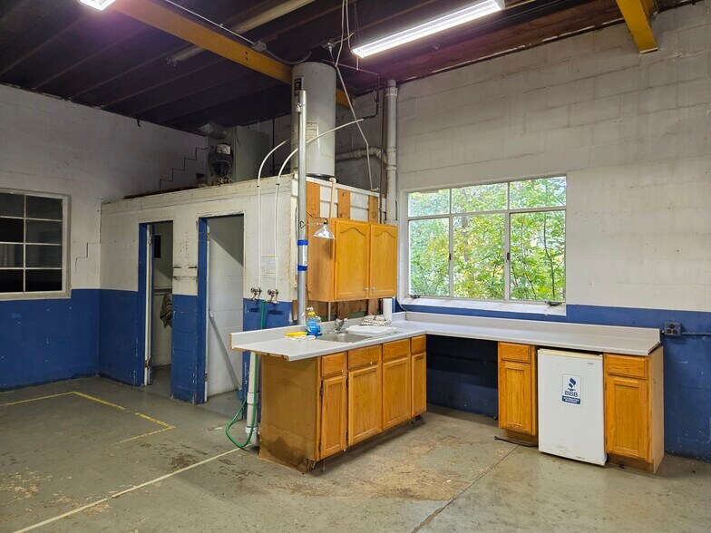 More Photos Of 536 Oak St, Ferrysburg Industrial For Sale